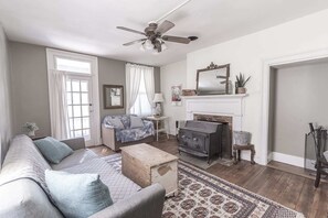 TV, fireplace, DVD player, offices - Vacation Rental: Armory Quarters B (Bolivar)