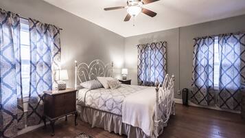 2 bedrooms, desk, iron/ironing board, WiFi