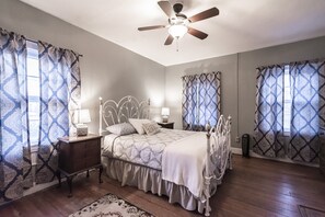 2 bedrooms, desk, iron/ironing board, WiFi - Vacation Rental: Armory Quarters B (Bolivar)