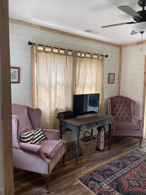 TV, offices - Vacation Rental Thistle Cottage (Bolivar)