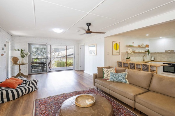 Bimbajong Studio - Yamba coastal accommodation - Open plan kitchen living & dining - Spacious living area with ample seating