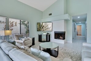 Télévision, cheminée, lecteur de DVD, espaces bureaux