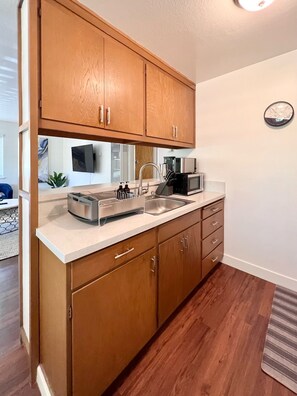 Fridge, microwave, oven, stovetop - Cozy and quiet 2B/1b in Downtown  (Lafayette)