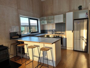 Fridge, dishwasher, toaster, cookware/dishes/utensils - Viewtopia - Ohakune Holiday Home (Ohakune)