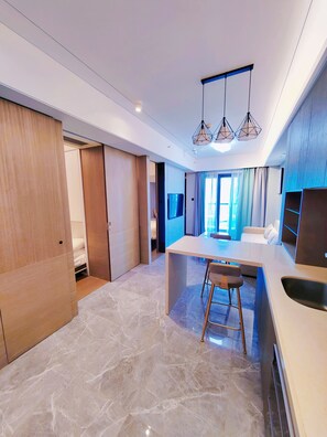 1 chambre, surmatelas, bureau