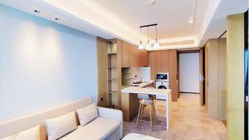 1 sovrum, bäddmadrasser, skrivbord och arbetsyta för laptop