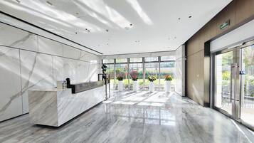 1 sovrum, bäddmadrasser, skrivbord och arbetsyta för laptop