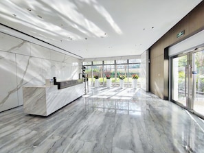 1 chambre, surmatelas, bureau