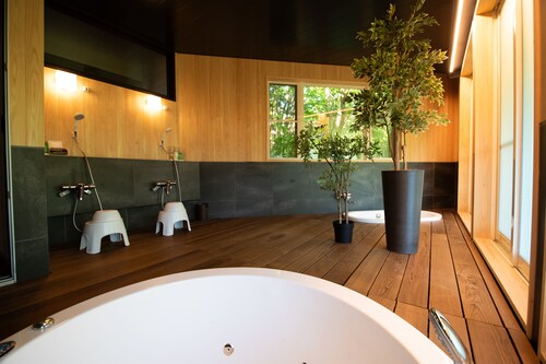 Private cottage (Max. 6 people) Enjoy a special time with your family and friends in a private space with Jacuzzi.