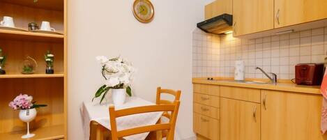 Fridge, cookware/dishes/utensils