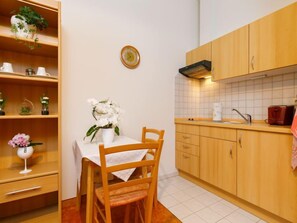 Kühlschrank, Kochgeschirr/Geschirr/Besteck