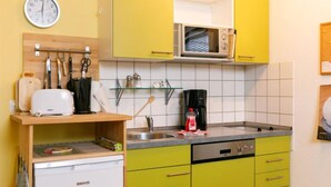 Kjøleskap, mikrobølgeovn, oppvaskmaskin og kjøkkenutstyr