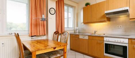 Køleskab, mikrobølgeovn, opvaskemaskine, brødrister