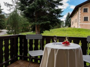 Outdoor dining - Chesa Palüdin 10 - Pontresina by Interhome (Pontresina)
