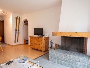 TV, fireplace - Chesa Palüdin 10 - Pontresina by Interhome (Pontresina)