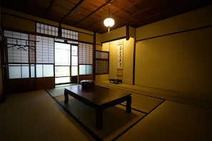 Quarto standard, para não fumantes, banheiro compartilhado (AOMATSU, with Private Toilet) | 2 quartos, cofres nos quartos, Wi-Fi de cortesia, roupa de cama