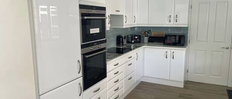 Kühlschrank, Geschirrspüler, Wasserkocher, Toaster