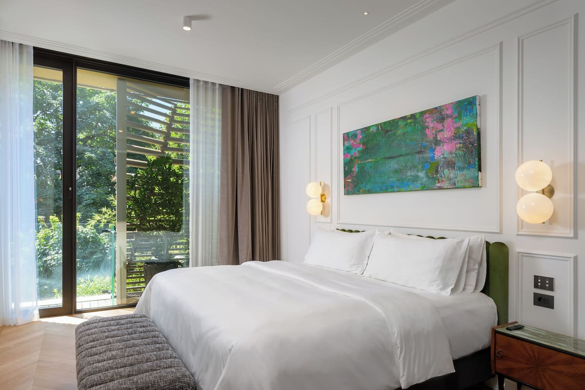 1 bedroom, Frette Italian sheets, premium bedding, down duvets