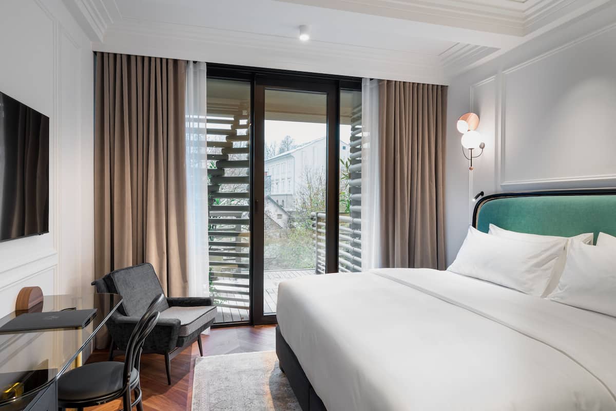 1 bedroom, Frette Italian sheets, premium bedding, down duvets
