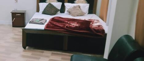 5 bedrooms, WiFi, bed sheets