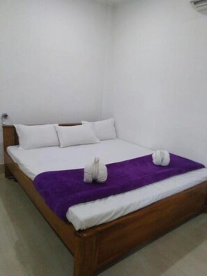 5 bedrooms, WiFi, bed sheets