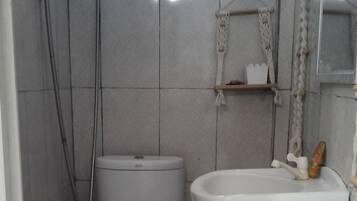 Espacio para trabajar con laptop, wifi gratis y ropa de cama