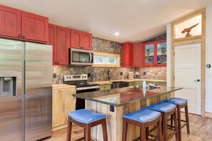 Kjøleskap, ovn, kokeplater og kaffetrakter/tekoker