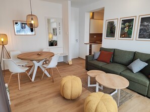 Apartamento panorámico | Zona de estar | Televisión de pantalla plana de 87 cm con canales por satélite
