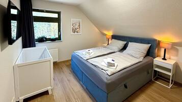 2 bedrooms, iron/ironing board, travel cot, free WiFi