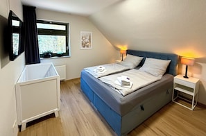 2 chambres, fer et planche à repasser, lit de bébé portatif