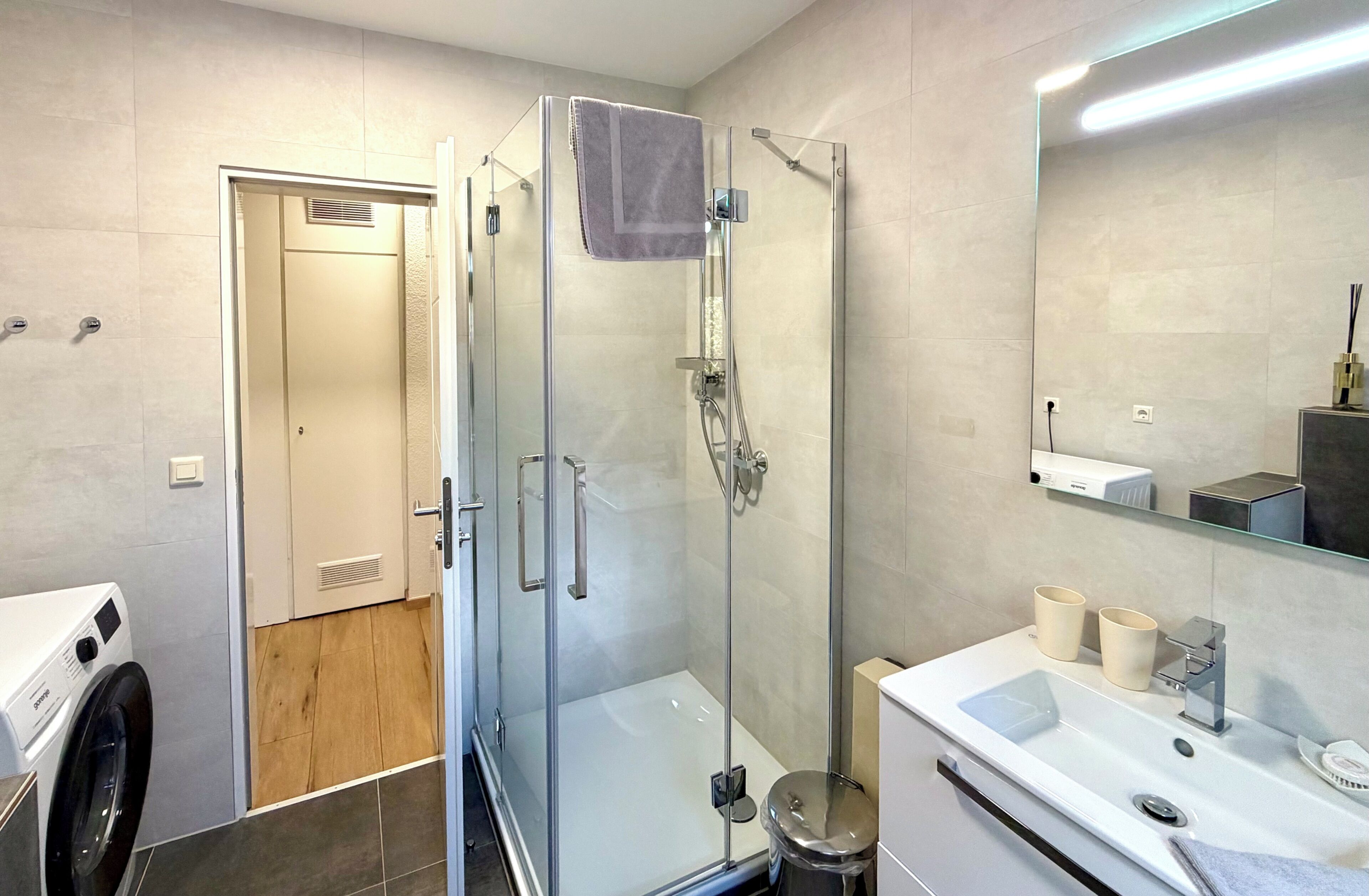 Dusche, Haartrockner, Handtücher, Seife