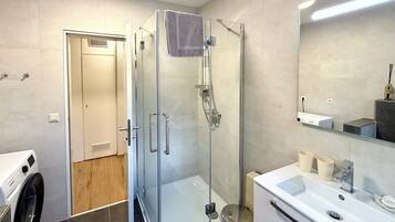 Dusche, Haartrockner, Handtücher, Seife