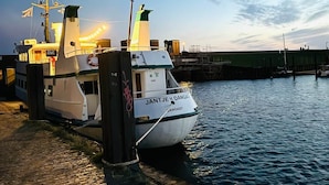 A ferry docked at a pier with a clear sky. - Frisch Renoviertes, Sehr Modernes Ferienhaus für die Ganze Familie! (Varel)