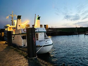 A ferry docked at a pier with a clear sky. - Frisch Renoviertes, Sehr Modernes Ferienhaus für die Ganze Familie! (Varel)