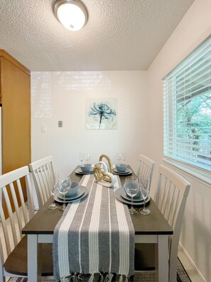 Dining - Cozy and Lovely walk to downtown  (Lafayette)