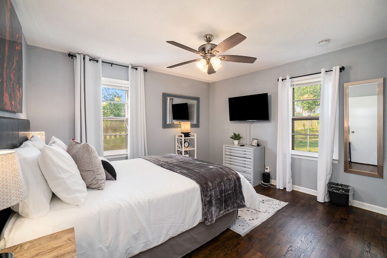 3 soverom, skrivebord, strykejern/-brett og reiseseng for barn