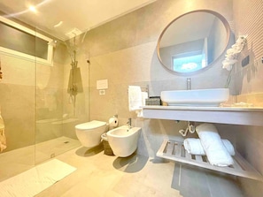 Shower, hair dryer, towels
