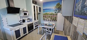 冷蔵庫、電子レンジ、コンロ、食器洗い機