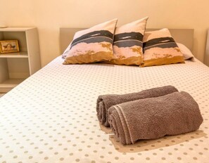 3 室のベッドルーム、デスク、アイロン / アイロン台、旅行用ベビーベッド