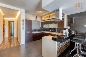 冷蔵庫、電子レンジ、オーブン、コンロ