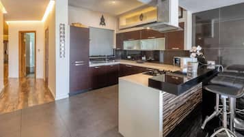 Frigorifero, microonde, forno, piano cottura