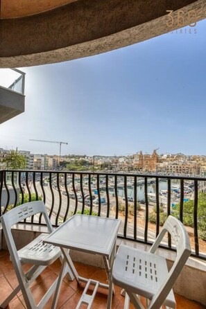 Outdoor dining - Stunning 3BR Marina View APT in Pieta with Balcony (Tal-Pietà)