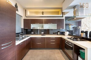 Køleskab, mikrobølgeovn, ovn, kogeplade