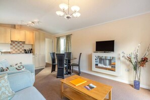Smart TV, fireplace