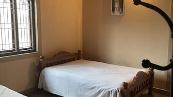 2 habitaciones, tabla de planchar con plancha, wifi y ropa de cama