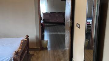 2 habitaciones, tabla de planchar con plancha, wifi y ropa de cama