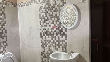 Regadera, toallas, jabón, shampoo