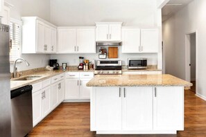 Kjøleskap, mikrobølgeovn, ovn og kokeplater