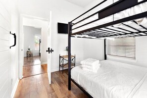 4 Schlafzimmer, Schreibtisch, Bügeleisen/Bügelbrett, WLAN