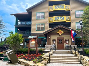 Exterior - ML169 First Floor No Steps End Unit WiFi EZ Parking (Snowshoe)